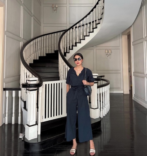 Với jumpsuit đen, Tăng Thanh Hà thể hiện sự phóng khoáng, năng động mà không mất đi nét tinh tế