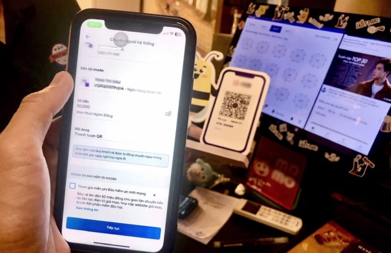 Lợi dụng hình thức này, kẻ gian thường tiếp cận nạn nhân bằng cách tạo ra mã QR đã thiết lập sẵn số tiền và triển khai các kịch bản.    