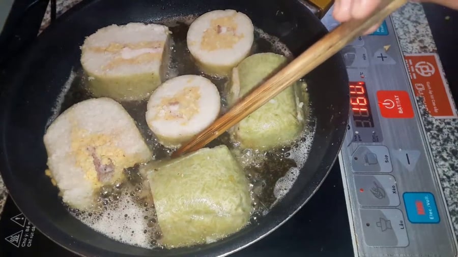 Rán bánh chưng cứ cho thêm gia vị này vào: Vỏ giòn rụm lại không sợ ngấy dầu mỡ