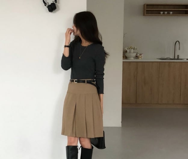 Chân váy ngắn ngang gối mang nét cổ điển đầy duyên dáng. Khi phối cùng áo thun dài tay và boots cao cổ