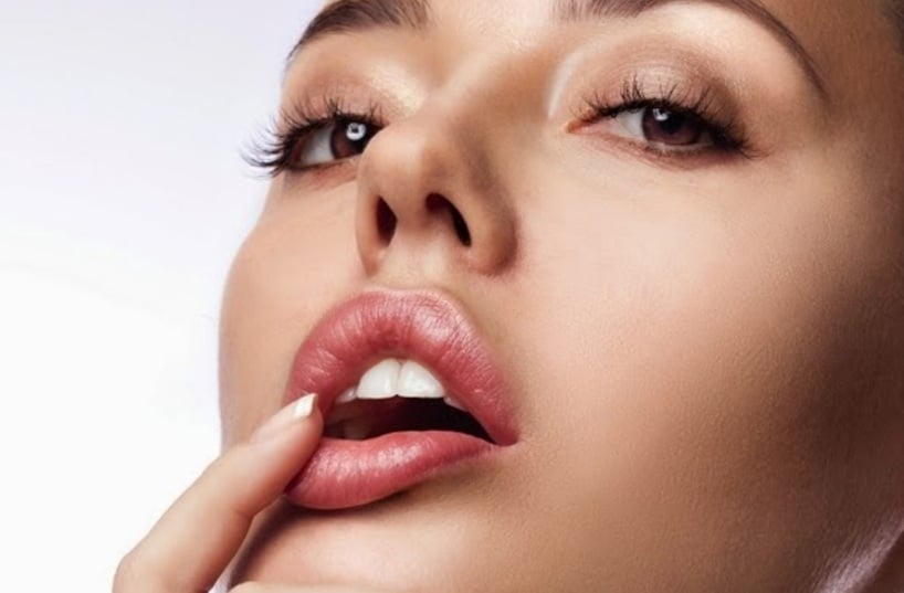 Giống như Mừng SHBET phiên bản mới 2025 mặt, môi cũng cần được loại bỏ lớp tế bào chết để trở nên mềm mại và mịn màng hơn. 