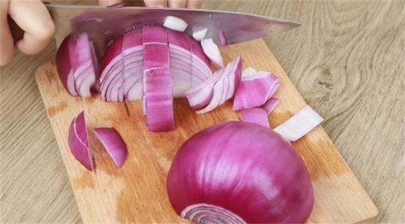 Hành tây và rượu trắng đều là những nguyên liệu có mùi mạnh, khi kết hợp, chúng có thể giúp khử mùi hiệu quả.