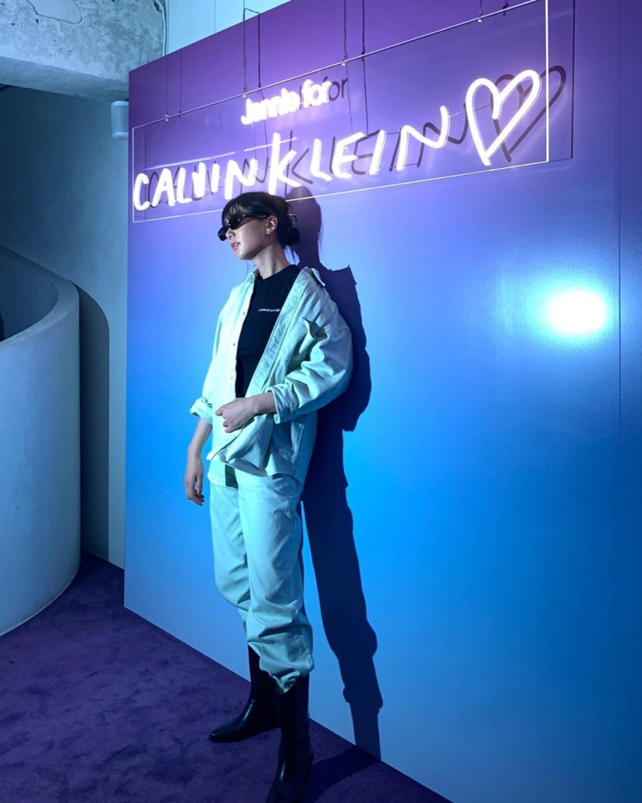 Ngoài quần ngắn và chân váy, bốt cao cổ phối cùng quần jeans là lựa chọn lý tưởng cho những ngày muốn thử phong cách mới.