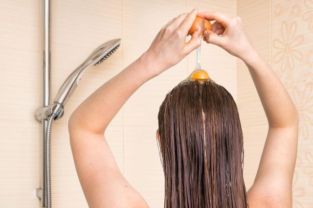 Trứng là một trong những nguyên liệu dễ tìm nhưng vô cùng hiệu quả trong việc nuôi dưỡng và phục hồi tóc. 