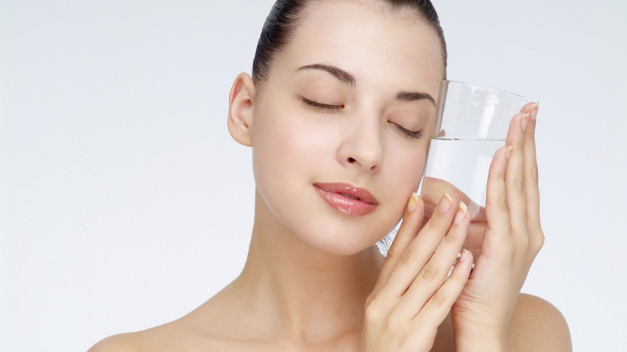 Hãy mang theo một chai nước hoa hồng nhỏ gọn để cấp nước kịp thời khi di chuyển.