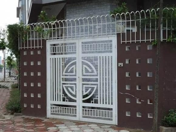 Cổng nhà không nên đối diện với những nơi mang sát khí mạnh như nhà hỏa táng, trạm xe buýt, bãi đỗ xe hay cây xăng. 