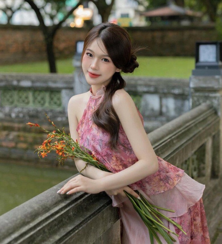 Kiểu tóc này giúp tôn lên nét duyên dáng và vẻ đẹp truyền thống. 