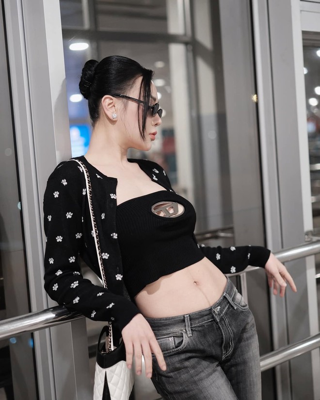 Cô thường xuất hiện với những thiết kế tinh tế như đầm bó sát, váy cắt xẻ gợi cảm hay áo ngắn