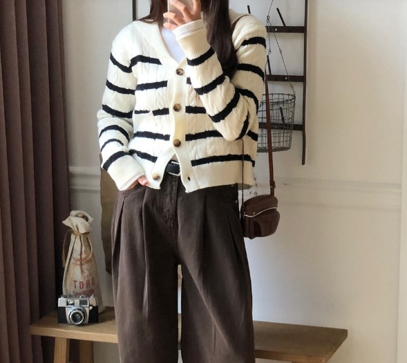 Sự kết hợp này tạo nên set đồ thanh lịch và hài hòa.