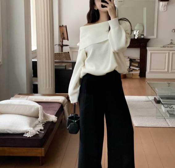 Áo trễ vai tạo nên vẻ nữ tính và sang trọng. 