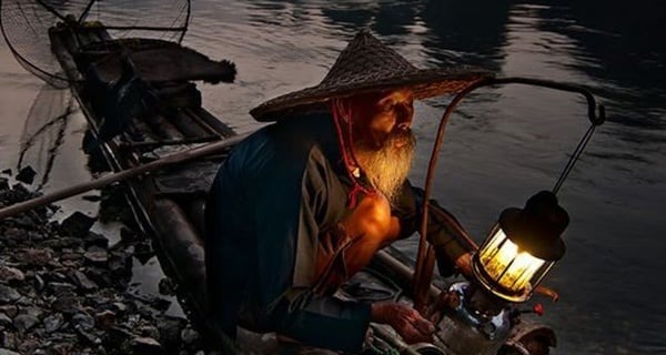 Ngày xưa, có một chủ quán cơm rất lương thiện, khi mới bắt đầu kinh doanh, anh nhận được sự ủng hộ nồng nhiệt từ hàng xóm.