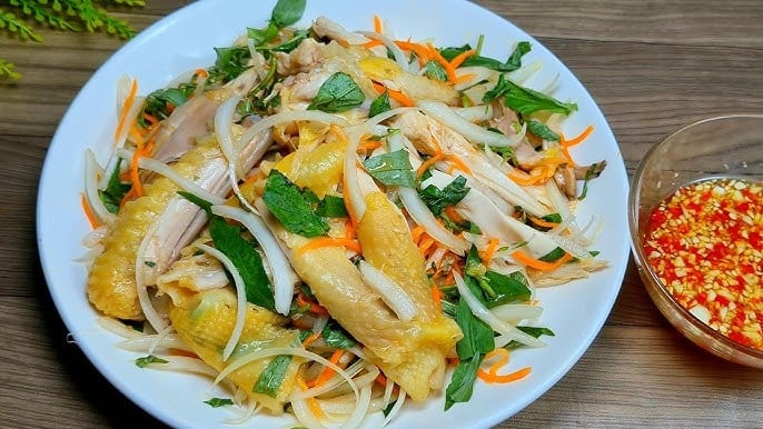 Gỏi gà có thể làm món khai vị tuyệt vời trong mâm cơm ngày Tết.