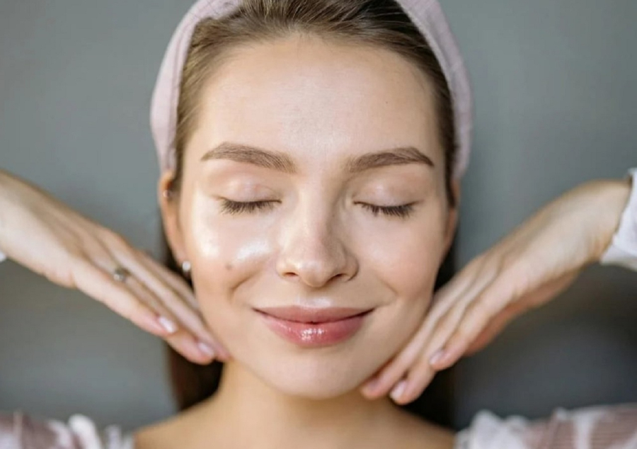 Nên ựa chọn loại kem dưỡng ẩm phù hợp để các dưỡng chất nhanh chóng được thẩm thấu vào da, sẵn sàng cho các bước trang điểm tiếp theo.    