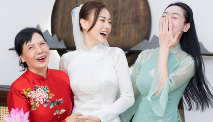 Phương Oanh thân thiết bên mẹ chồng.    