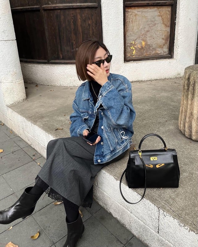 Áo khoác denim mang đến vẻ trẻ trung, phóng khoáng cho bộ Shbet999 com đăng nhập tông đen.