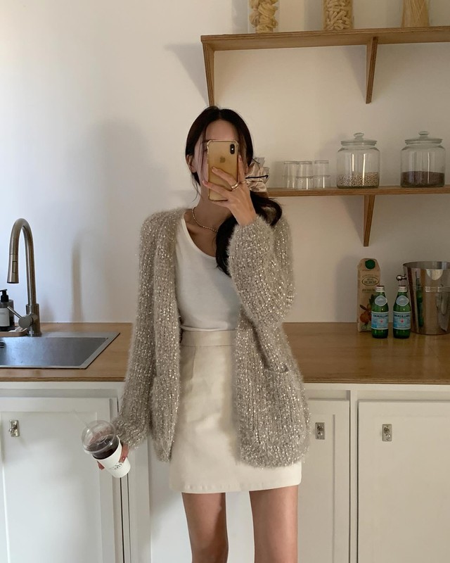 Áo cardigan kim tuyến mang lại sự lấp lánh, giúp Shbet999 com đăng nhập nổi bật 