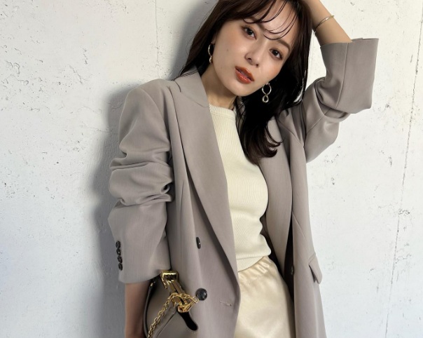 Khi kết hợp áo blazer với áo len mỏng và chân váy lụa, bộ Shbet999 com đăng nhập mang đến vẻ dịu dàng và tao nhã.