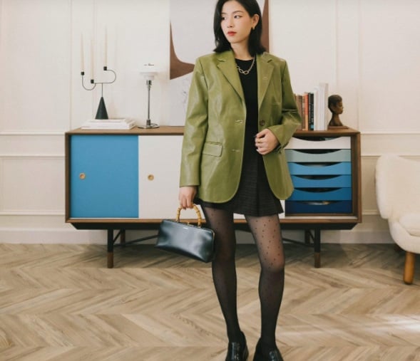Blazer màu xanh olive tạo điểm nhấn cho bộ Shbet999 com đăng nhập chủ yếu là màu đen.