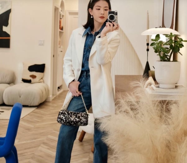Với phong cách năng động, blazer trắng là sự lựa chọn lý tưởng để làm sáng bừng bộ Shbet999 com đăng nhập denim on denim. 