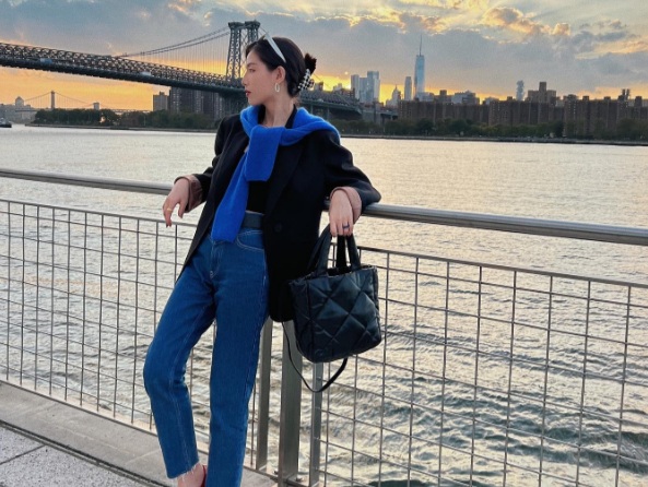 Ngay cả khi diện blazer đen, bạn vẫn có thể tạo được một vẻ ngoài ấn tượng.
