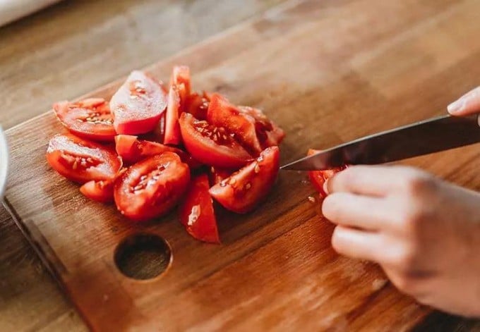  Lượng cà chua khuyến nghị cho mỗi bữa tối là khoảng 2-3 quả to hoặc 15 quả cà chua bi.