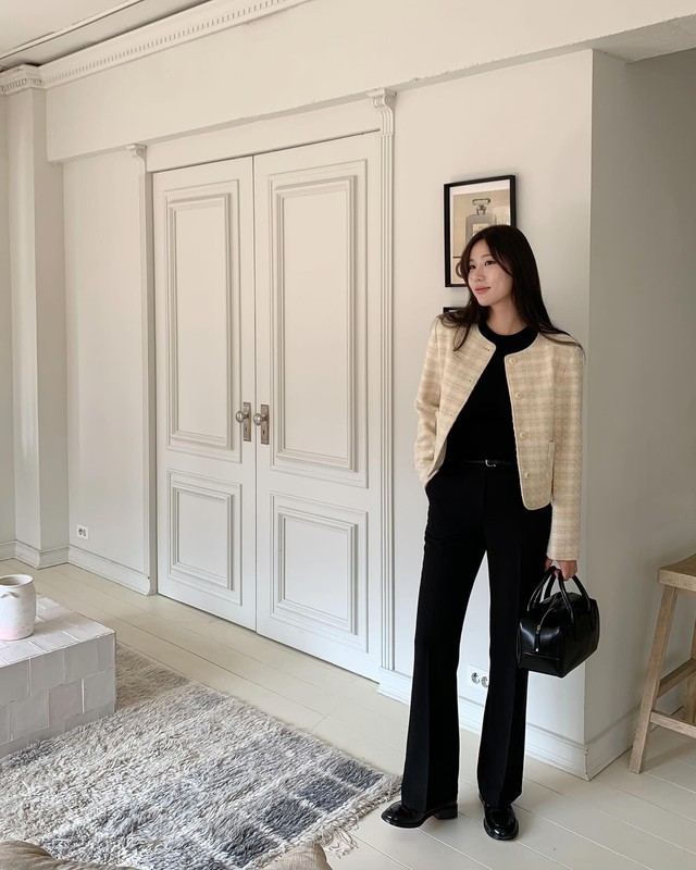 Bộ Shbet999 com đăng nhập này thanh lịch và chỉn chu, với áo khoác cổ tròn, áo thun đen và quần âu đường ly giữa.