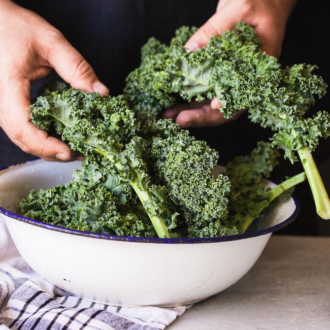 Các loại rau hữu cơ, đặc biệt là rau lá xanh, cũng là một phần không thể thiếu trong chế độ ăn để duy trì sự khỏe mạnh 