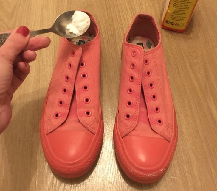  Dùng baking soda khử mùi giày