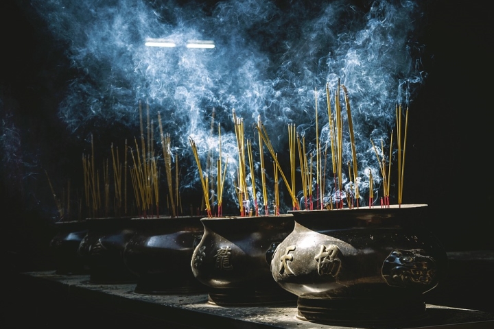 Người xưa dặn con cháu: ‘Đêm tối đừng thắp hương, Tổ tiên có thương cũng khó độ’, vì sao?
