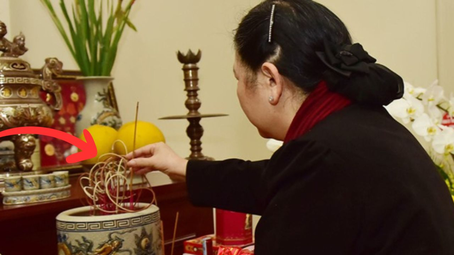 Người xưa quan niệm rằng thắp hương vào ban đêm có thể khiến cho hành động thờ cúng không được trọn vẹn, không được thực hiện trong sự thanh tịnh cần có.