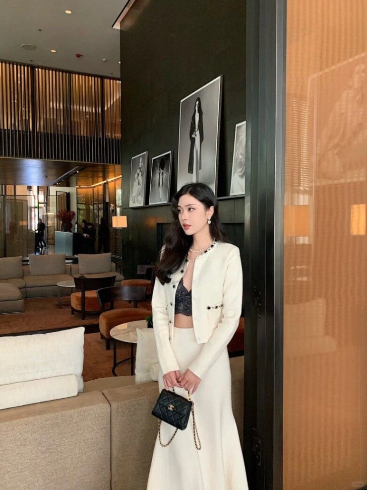 Nếu váy đỏ mang lại sự nổi bật, thì set đồ trắng lại mang đến một vẻ đẹp thanh thoát