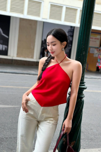 Áo yếm, với phần cổ yếm thấp, tôn lên vai và cổ, luôn mang đến vẻ đẹp quyến rũ 