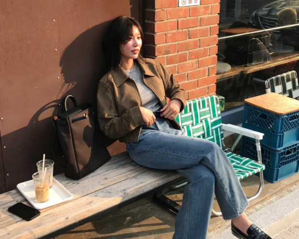 Phong cách năng động và cá tính rất phù hợp với combo áo thun xám và quần jeans ống đứng.