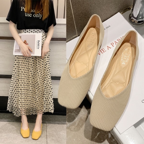 Nếu bạn đã quen thuộc với những đôi giày mũi nhọn đầy quyến rũ hay giày mũi tròn dễ thương, thì năm 2025 chính là lúc giày bệt mũi vuông tỏa sáng