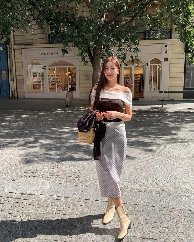 Đôi boots màu be là lựa chọn hoàn hảo để tăng thêm nét tinh tế và hiện đại cho outfit này.