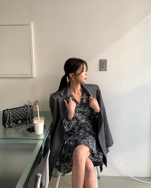 Nếu váy họa tiết mang đến sự nổi bật, thì blazer màu tối lại giúp tổng thể hài hòa, sang trọng hơn.