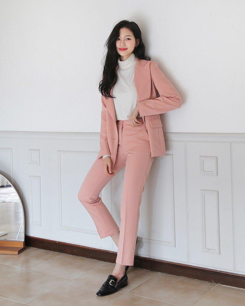 Hồng đất là một trong những gam màu vừa nhẹ nhàng vừa đủ nổi bật để làm sáng Mừng SHBET phiên bản mới 2025 ngăm.