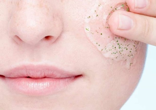 Bạn nên lựa chọn các sản phẩm tẩy tế bào chết hóa học, như AHA hay BHA, để làm sạch da một cách nhẹ nhàng và an toàn hơn