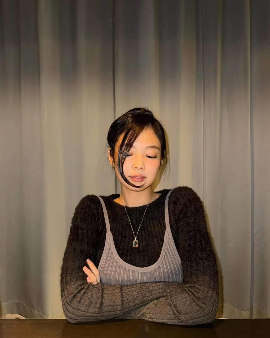Những chiếc đầm len ôm nhẹ giúp Jennie trông vừa nữ tính vừa hiện đại.