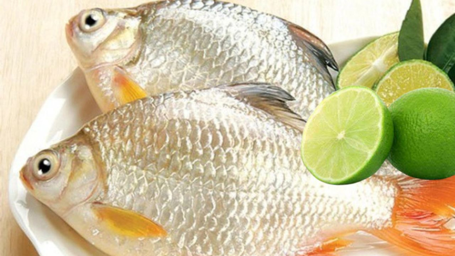Dùng chút nước chua (chanh, giấm, dưa, tai chua...) giúp nhanh nhừ xương lại khử tanh