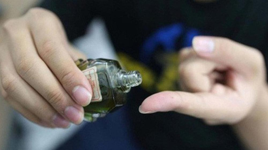 Nhỏ dầu gió vào bồn cầu mẹo hay