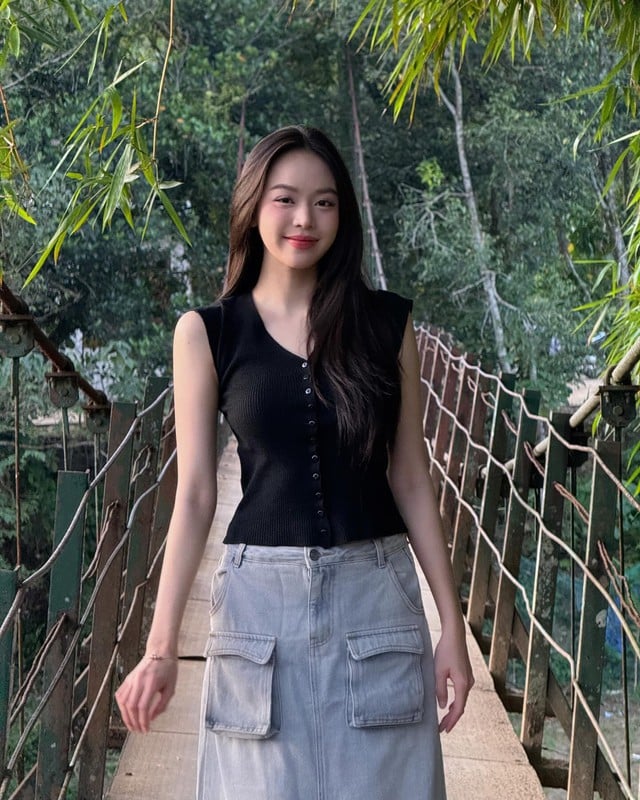 Áo len cách điệu kết hợp với chân váy đen tạo nên hình ảnh dịu dàng, thanh thoát.