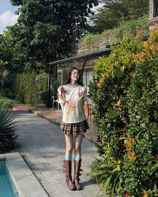 Thiết kế chân váy ngắn còn giúp cô khoe khéo đôi chân thon dài.
