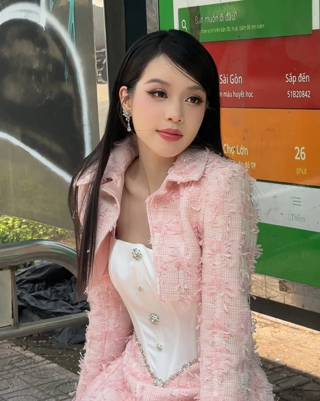 Đôi khuyên tai đính đá là điểm nhấn hoàn hảo để làm nổi bật phong cách.