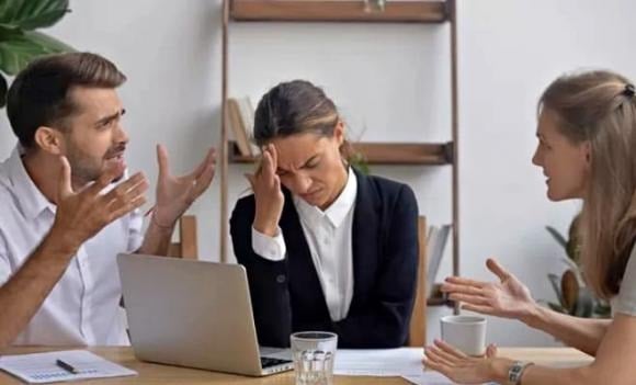  Họ thường có cái nhìn bi quan, luôn chỉ trích và tập trung vào những khía cạnh tiêu cực của mọi vấn đề.    
