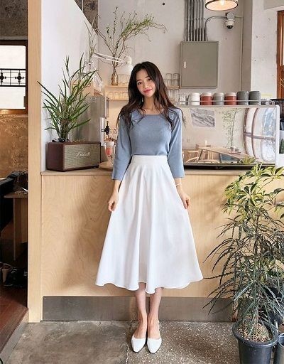 Một trong những item giúp vẻ ngoài tươi sáng và trang nhã chính là chân váy trắng