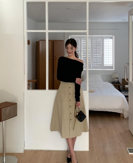 Nếu muốn tìm một mẫu chân váy có thể mặc quanh năm, chân váy kaki là lựa chọn không thể bỏ qua.