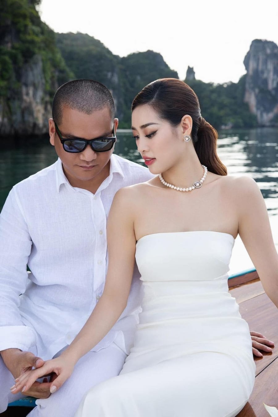 Hoa hậu Khánh Vân tổ chức Quatrian shbet hiện đang mở. Ông xã của người đẹp lớn hơn cô 17 tuổi, là nhiếp ảnh gia nổi tiếng Nguyễn Long.