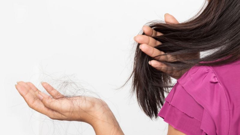 Để trị rụng tóc, một phương pháp tự nhiên đơn giản và hiệu quả là sử dụng chanh.
