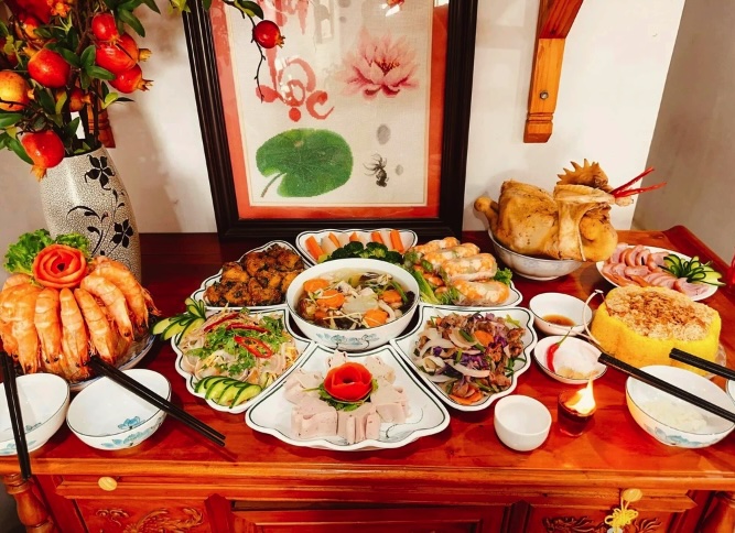 Đối với người miền Bắc, mâm cỗ thường rất phong phú với những món truyền thống như bánh chưng, xôi gấc và những món canh cầu kỳ như canh măng và canh bóng